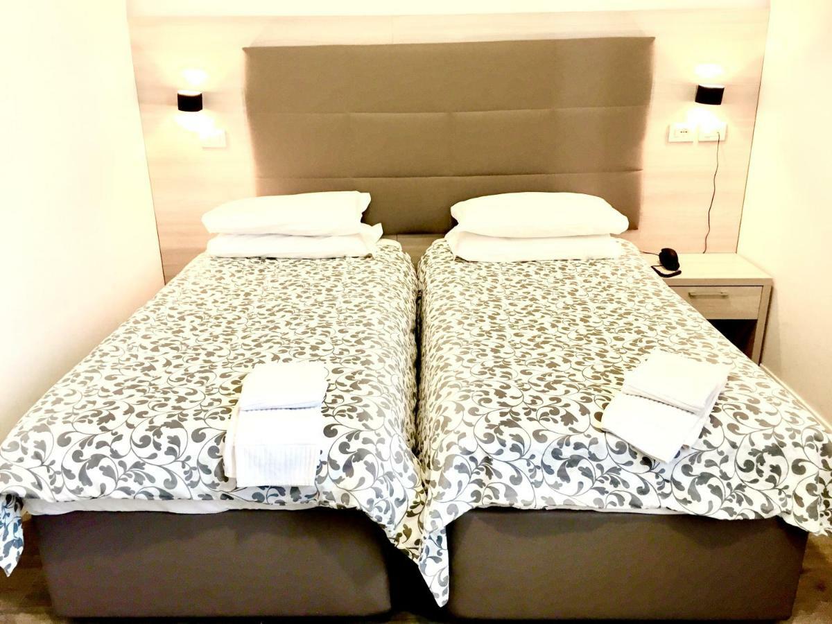 Academy Hotel Fiumicino Buitenkant foto